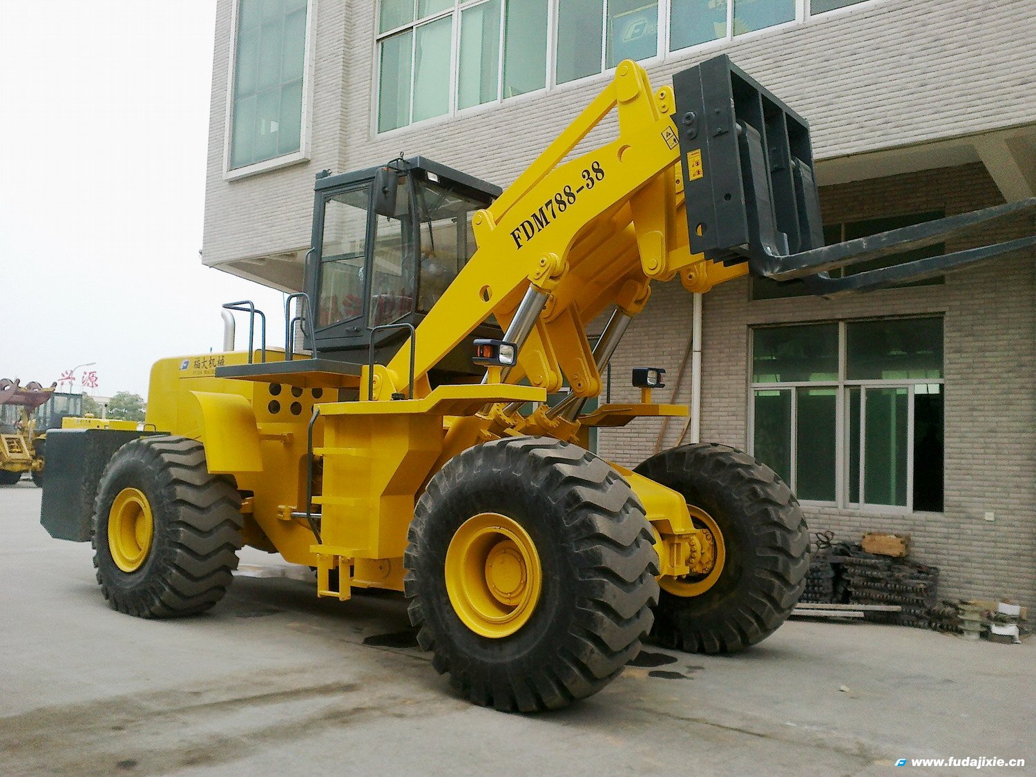 必赢在线38吨叉装车亮相2012年厦门石材展