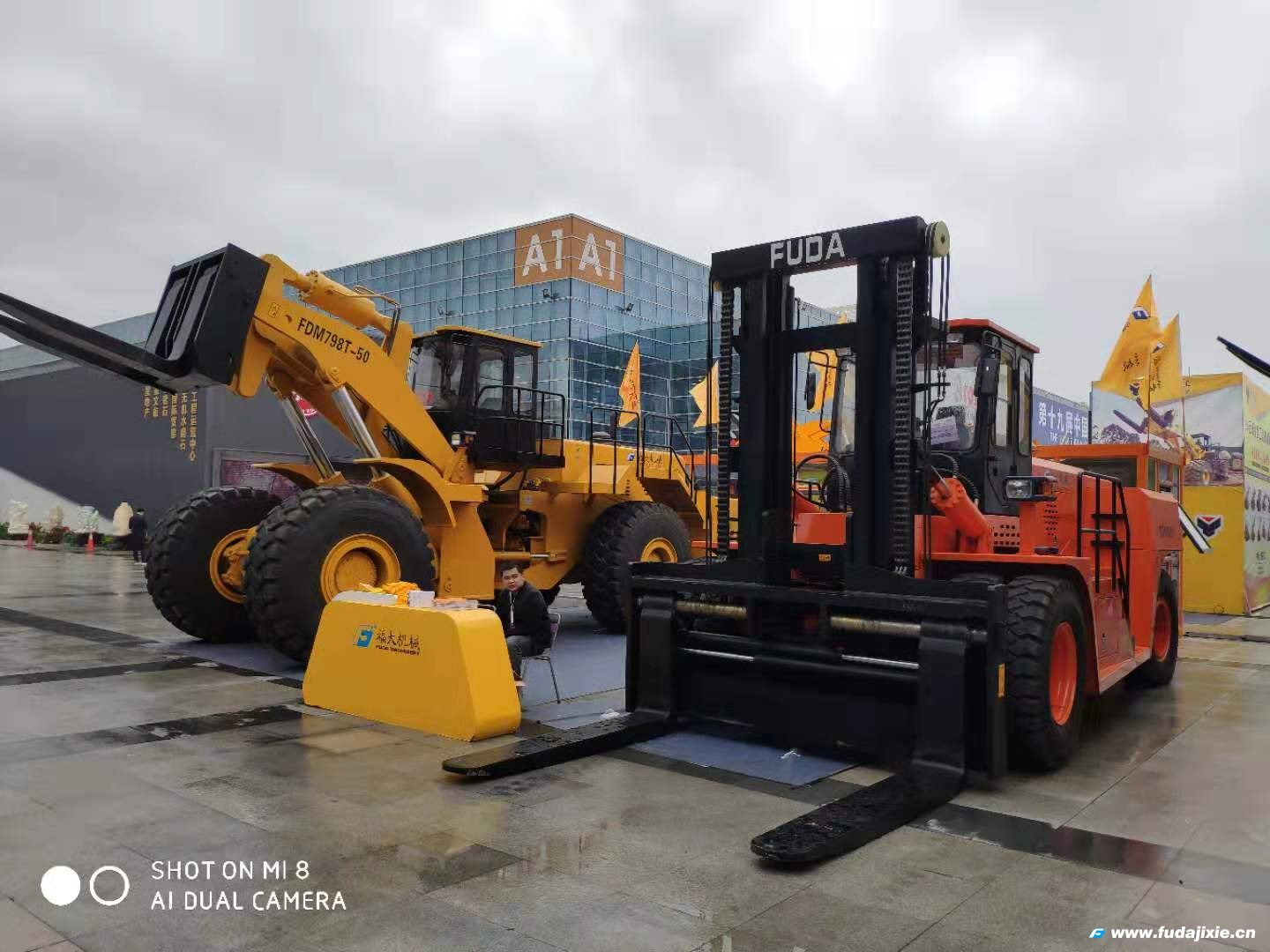 必赢在线50吨叉装车亮相2019年厦门石材展